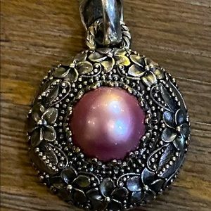 Pendant with cultured pearl.